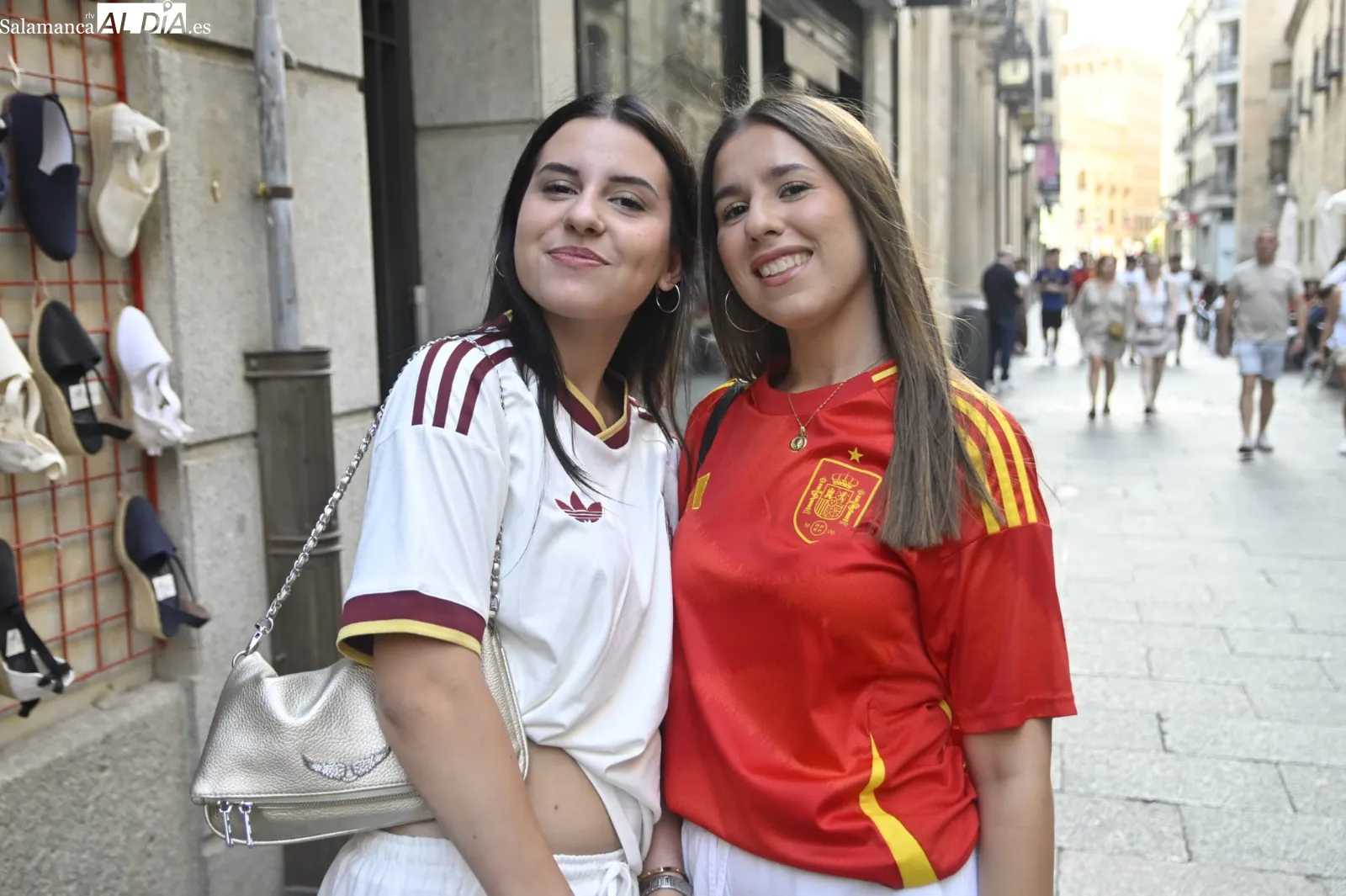 Foto 17 - FOTOS | Los salmantinos no se pierden el Espa&ntilde;a - B&eacute;lgica del Mundial para arrancar el fin de semana a lo grande