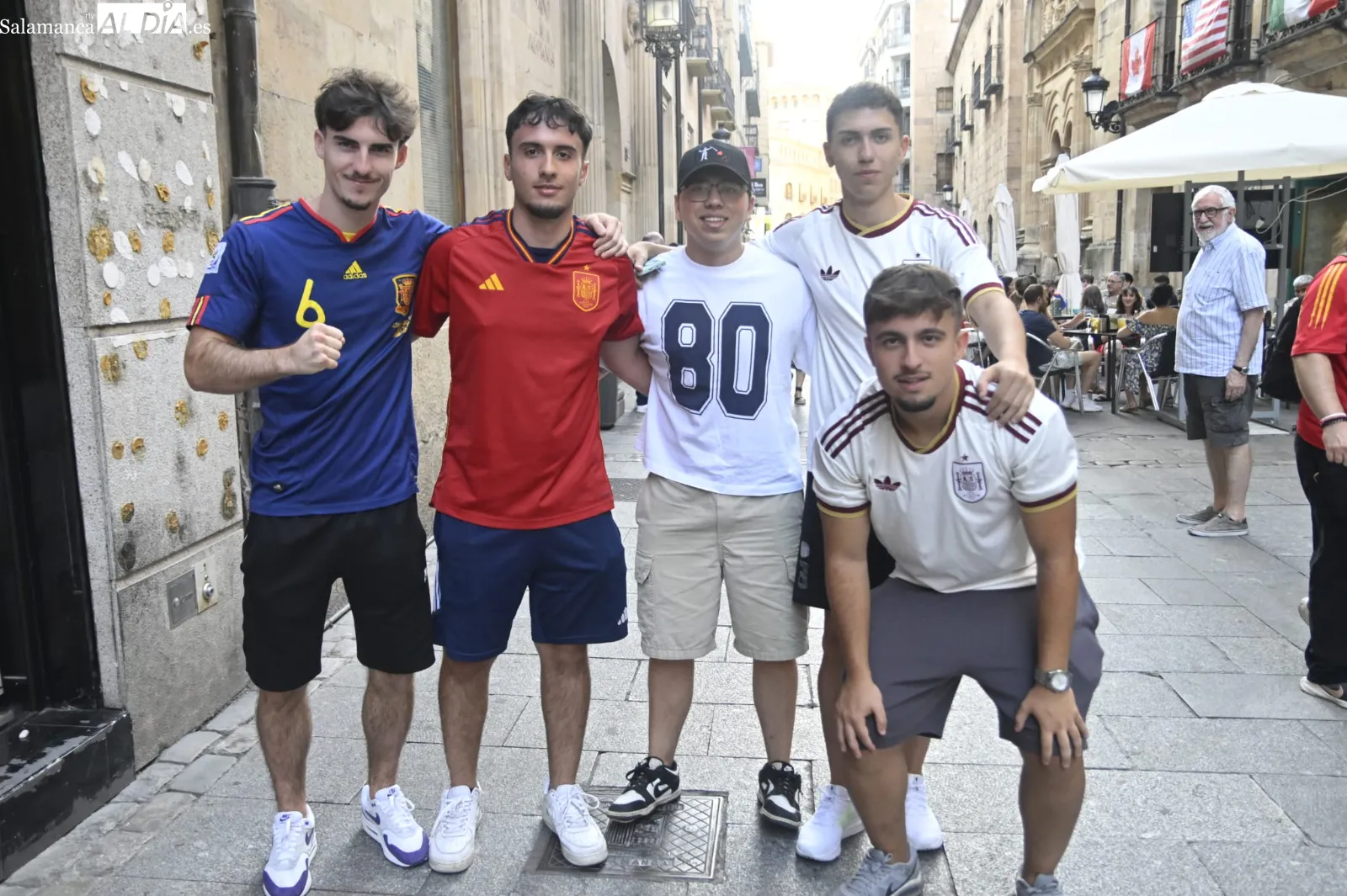 Foto 16 - FOTOS | Los salmantinos no se pierden el Espa&ntilde;a - B&eacute;lgica del Mundial para arrancar el fin de semana a lo grande