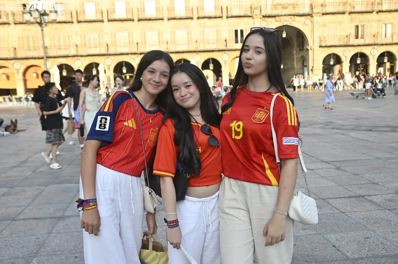 Foto 18 - FOTOS | Los salmantinos no se pierden el Espa&ntilde;a - B&eacute;lgica del Mundial para arrancar el fin de semana a lo grande