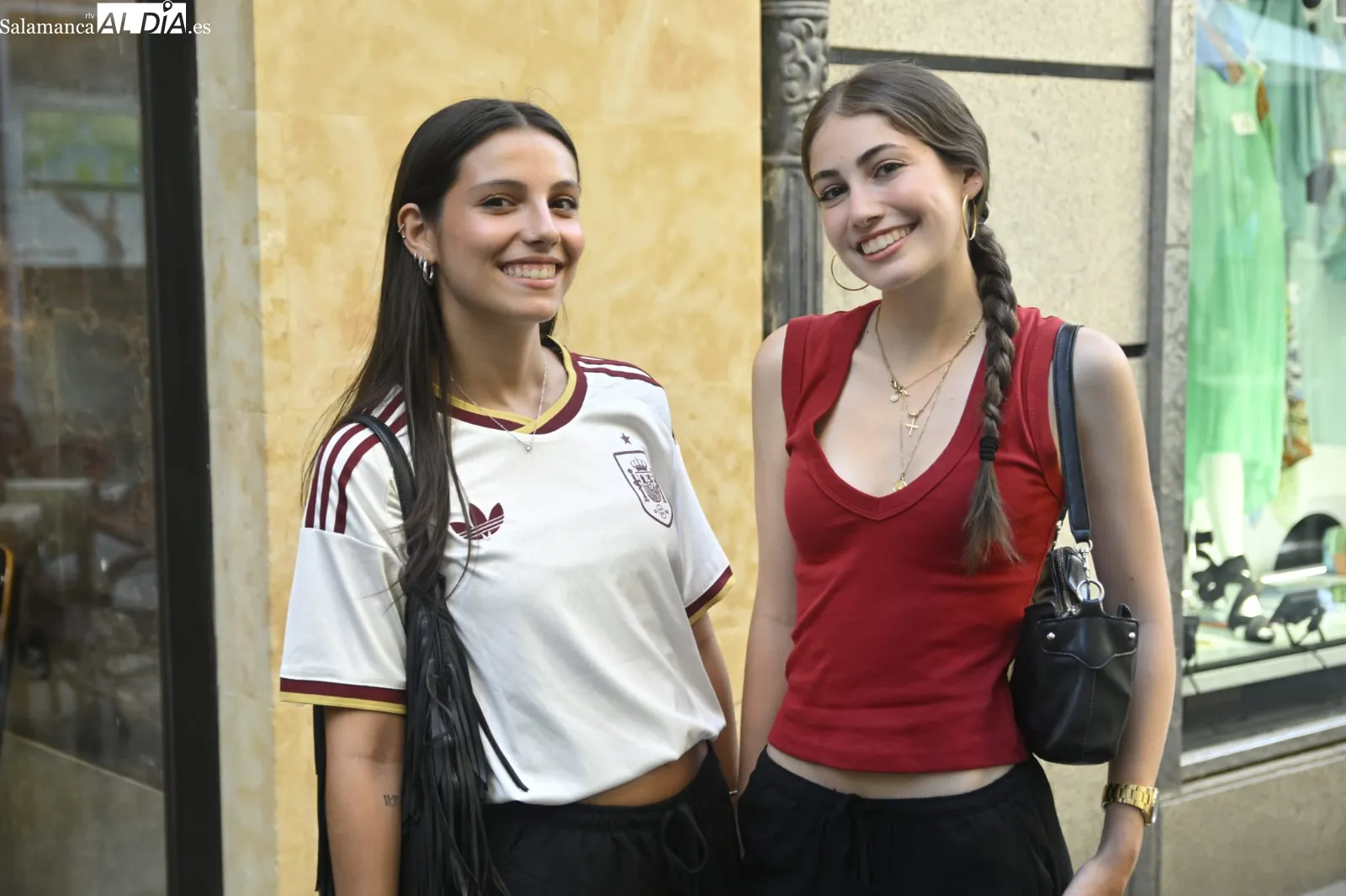 Foto 10 - FOTOS | Los salmantinos no se pierden el Espa&ntilde;a - B&eacute;lgica del Mundial para arrancar el fin de semana a lo grande