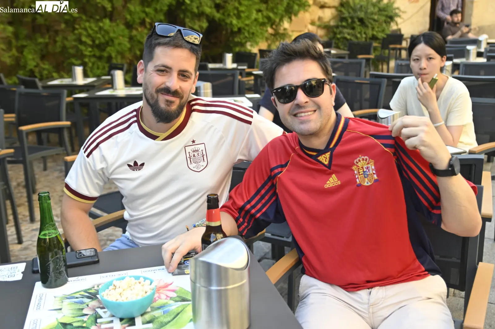 Foto 9 - FOTOS | Los salmantinos no se pierden el Espa&ntilde;a - B&eacute;lgica del Mundial para arrancar el fin de semana a lo grande