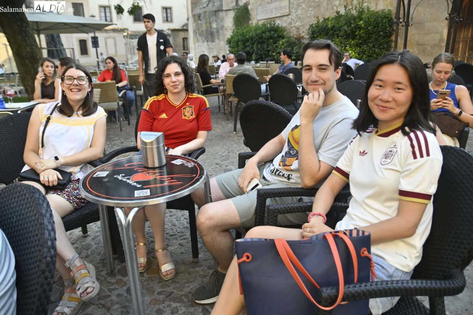 Foto 11 - FOTOS | Los salmantinos no se pierden el Espa&ntilde;a - B&eacute;lgica del Mundial para arrancar el fin de semana a lo grande