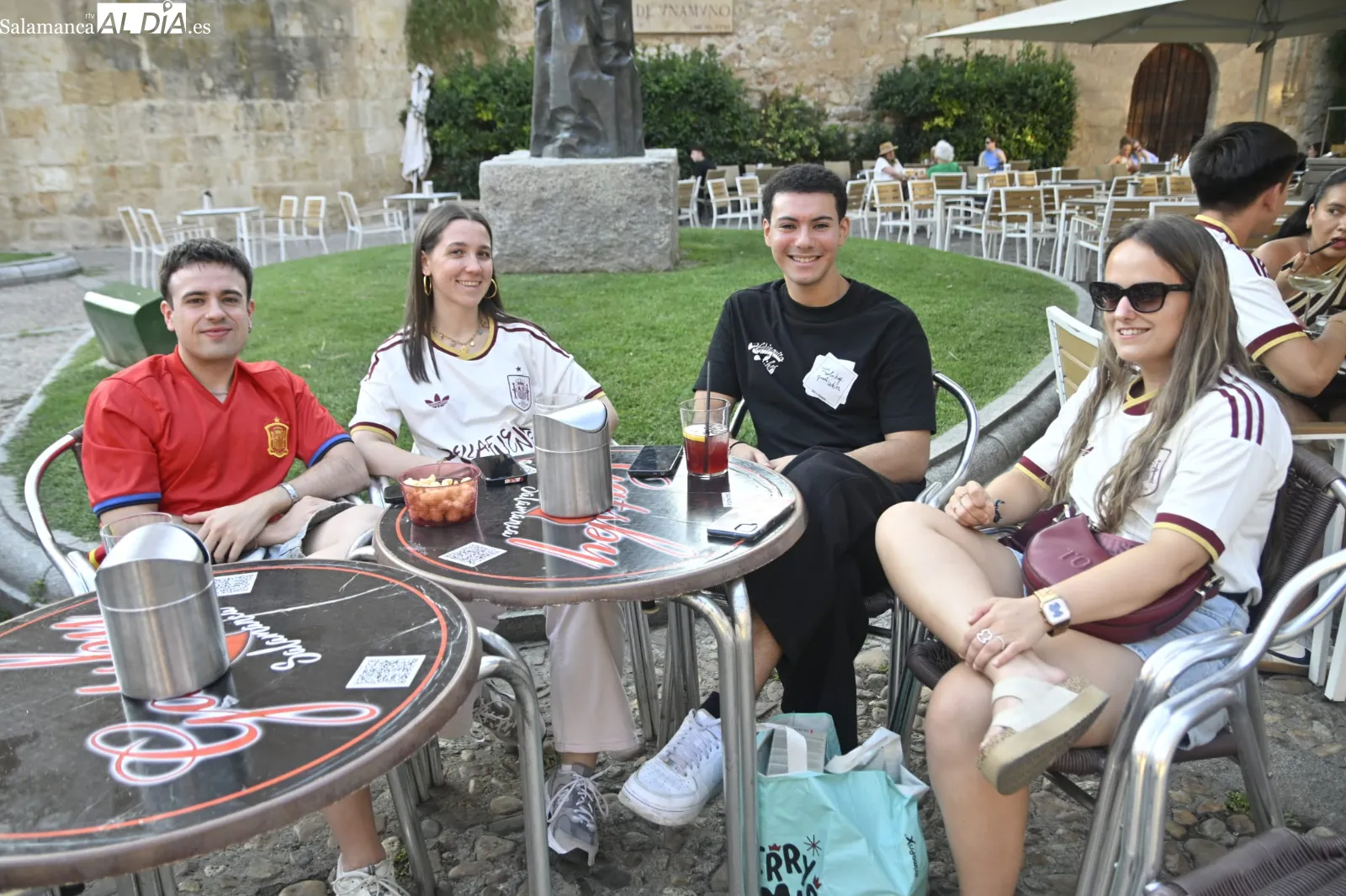 Foto 8 - FOTOS | Los salmantinos no se pierden el Espa&ntilde;a - B&eacute;lgica del Mundial para arrancar el fin de semana a lo grande