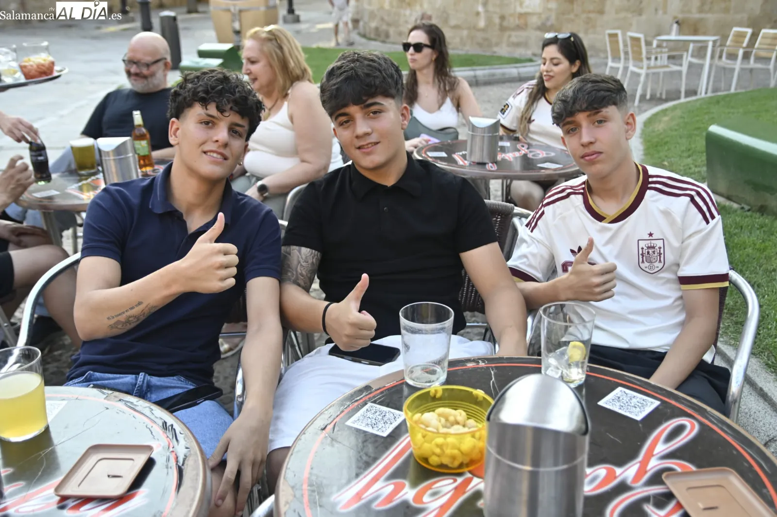 Foto 12 - FOTOS | Los salmantinos no se pierden el Espa&ntilde;a - B&eacute;lgica del Mundial para arrancar el fin de semana a lo grande