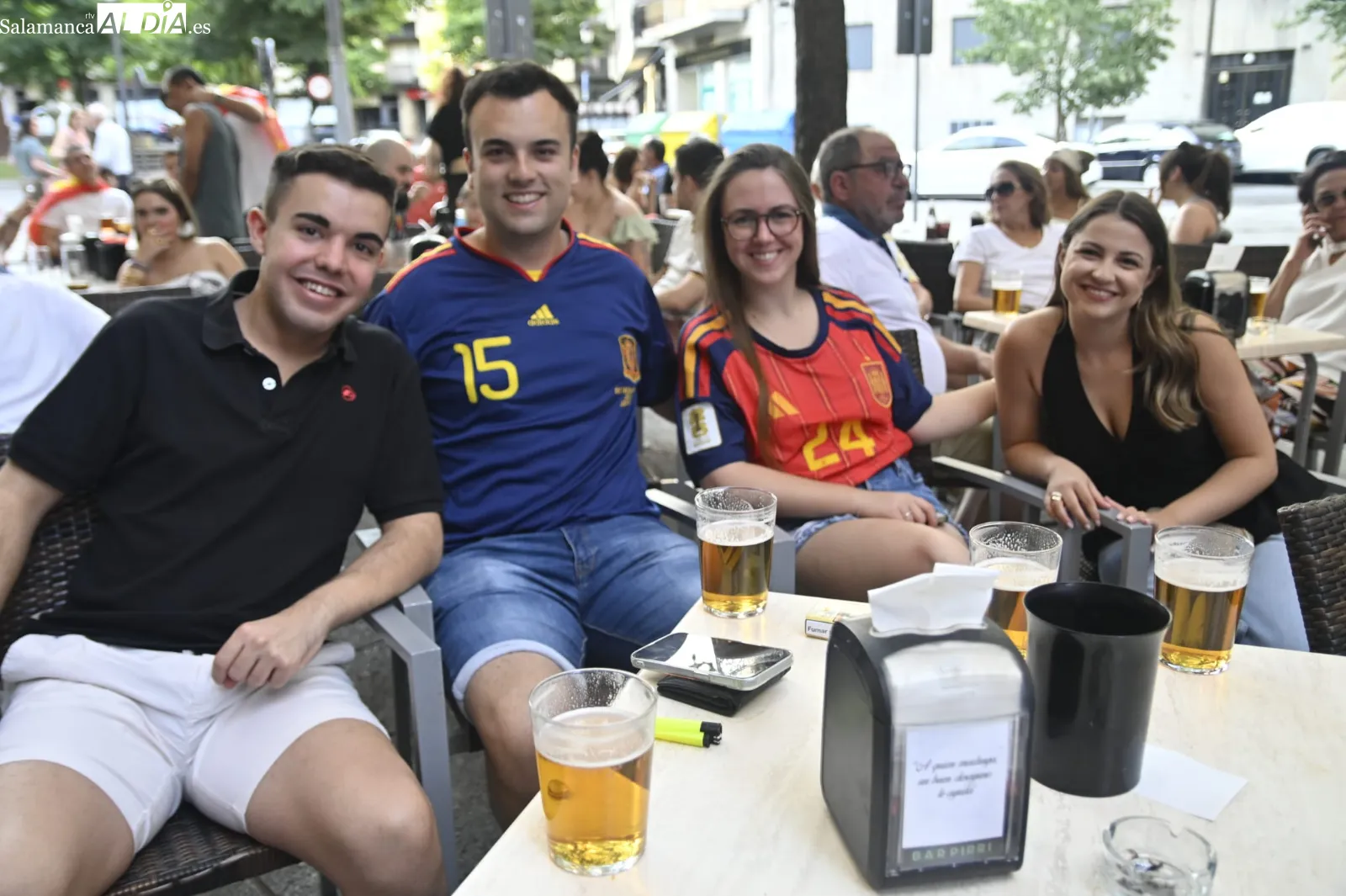 Foto 6 - FOTOS | Los salmantinos no se pierden el Espa&ntilde;a - B&eacute;lgica del Mundial para arrancar el fin de semana a lo grande
