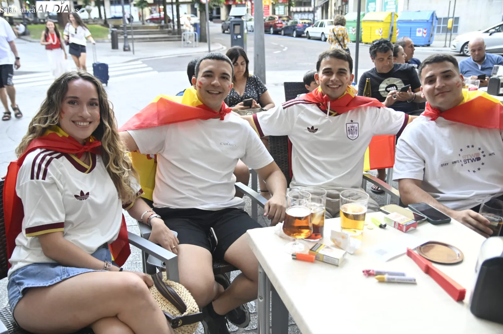 Foto 2 - FOTOS | Los salmantinos no se pierden el Espa&ntilde;a - B&eacute;lgica del Mundial para arrancar el fin de semana a lo grande