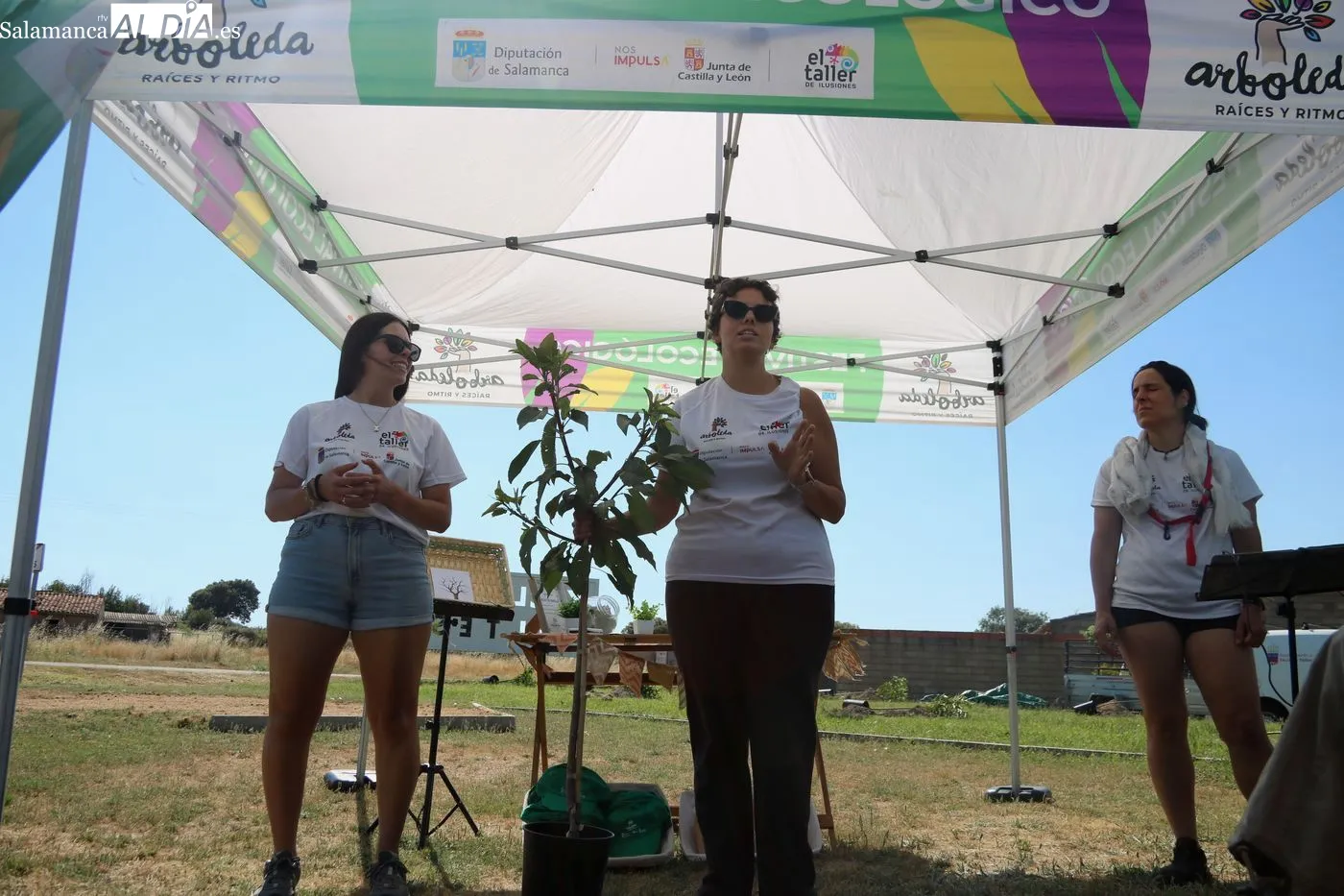 Vecinos de Yecla de Yeltes desarrollan el proyecto 'Arboleda' / ARIAS
