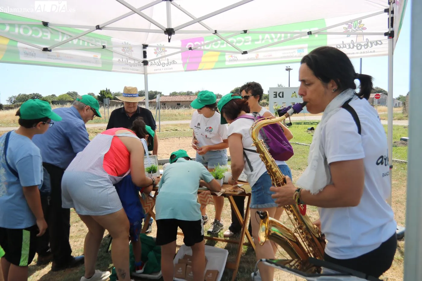 Vecinos de Yecla de Yeltes desarrollan el proyecto 'Arboleda' / ARIAS