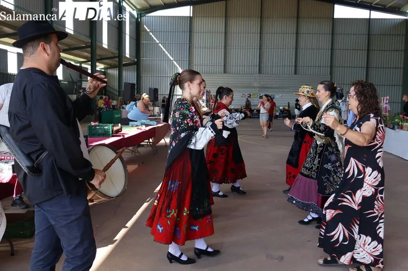 Foto 3 - La X Feria Agroalimentaria de Galinduste reivindica la artesan&iacute;a y el futuro del medio rural en una jornada multitudinaria