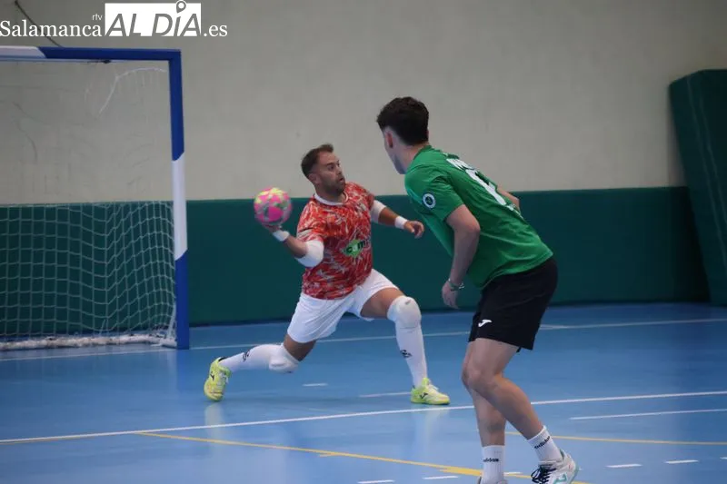 Foto 3 - Solfamidas y Espa&ntilde;a se jugar&aacute;n esta noche el t&iacute;tulo del Campeonato de Verano de F&uacute;tbol Sala de Alba de Tormes