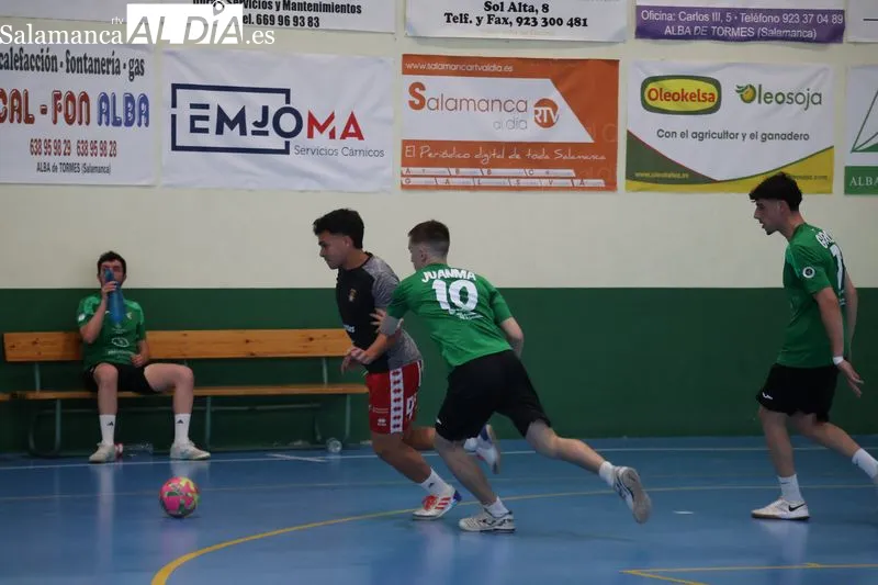 Foto 2 - Solfamidas y Espa&ntilde;a se jugar&aacute;n esta noche el t&iacute;tulo del Campeonato de Verano de F&uacute;tbol Sala de Alba de Tormes