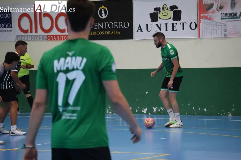 Foto 4 - Solfamidas y Espa&ntilde;a se jugar&aacute;n esta noche el t&iacute;tulo del Campeonato de Verano de F&uacute;tbol Sala de Alba de Tormes