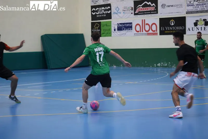 Foto 5 - Solfamidas y Espa&ntilde;a se jugar&aacute;n esta noche el t&iacute;tulo del Campeonato de Verano de F&uacute;tbol Sala de Alba de Tormes