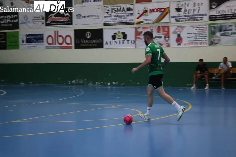 Foto 6 - Solfamidas y Espa&ntilde;a se jugar&aacute;n esta noche el t&iacute;tulo del Campeonato de Verano de F&uacute;tbol Sala de Alba de Tormes