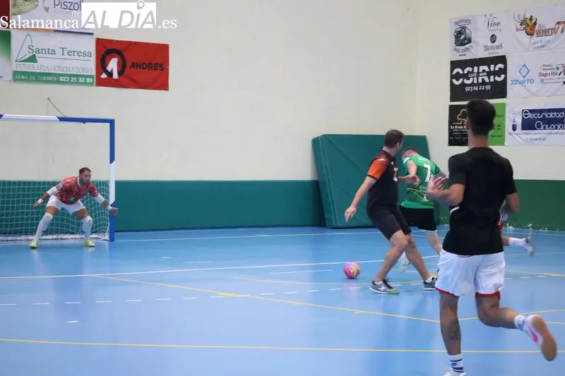 Foto 7 - Solfamidas y Espa&ntilde;a se jugar&aacute;n esta noche el t&iacute;tulo del Campeonato de Verano de F&uacute;tbol Sala de Alba de Tormes