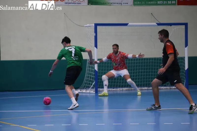 Foto 10 - Solfamidas y Espa&ntilde;a se jugar&aacute;n esta noche el t&iacute;tulo del Campeonato de Verano de F&uacute;tbol Sala de Alba de Tormes