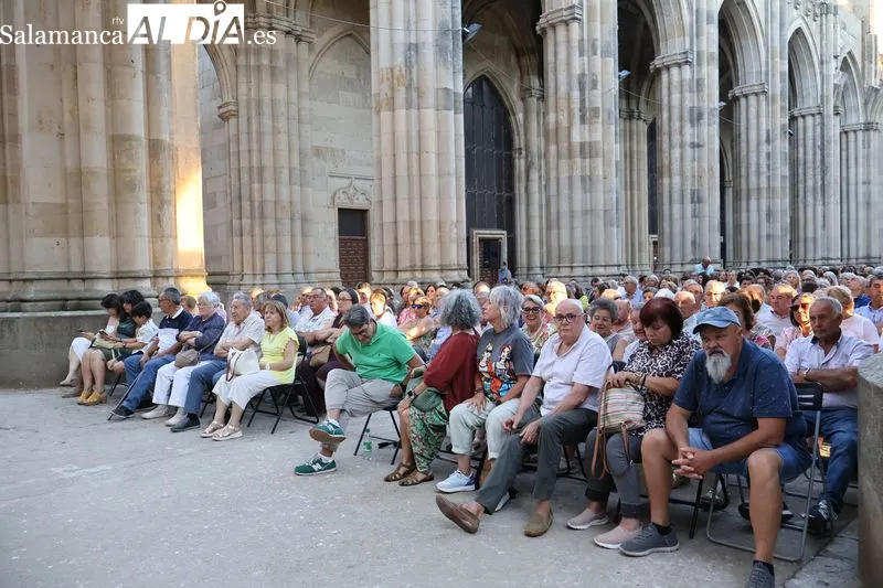 Foto 2 - El Brujo cautiva a Alba de Tormes con 'La Luz Oscura'