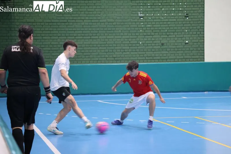 Foto 4 - Espa&ntilde;a culmina una remontada &eacute;pica y se proclama campe&oacute;n del IX Campeonato de Verano de F&uacute;tbol Sala de Alba de Tormes