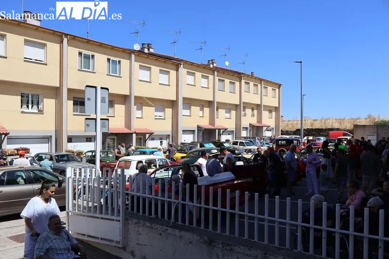 Foto 2 - Cerca de medio centenar de veh&iacute;culos participa en la III Concentraci&oacute;n de Coches Cl&aacute;sicos de la Residencia Gerialba