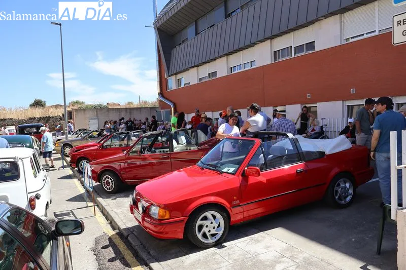 Foto 6 - Cerca de medio centenar de veh&iacute;culos participa en la III Concentraci&oacute;n de Coches Cl&aacute;sicos de la Residencia Gerialba