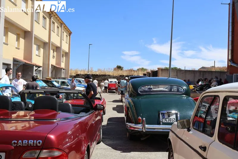 Foto 8 - Cerca de medio centenar de veh&iacute;culos participa en la III Concentraci&oacute;n de Coches Cl&aacute;sicos de la Residencia Gerialba