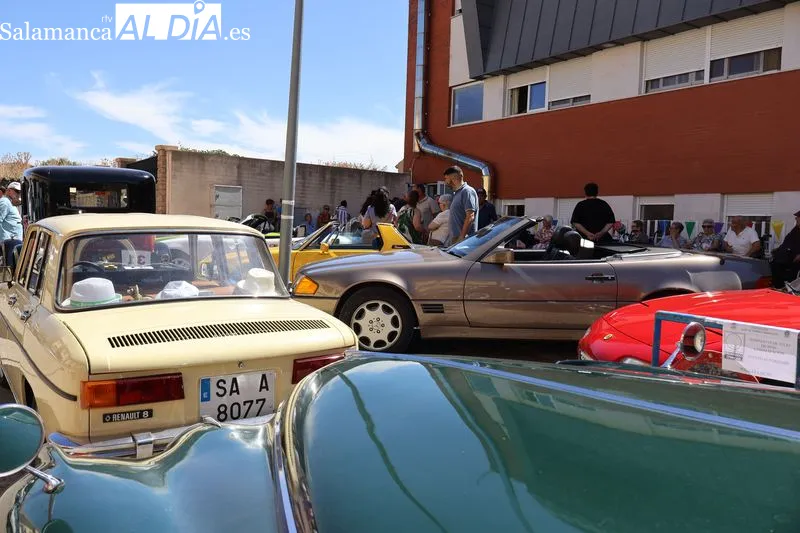 Foto 10 - Cerca de medio centenar de veh&iacute;culos participa en la III Concentraci&oacute;n de Coches Cl&aacute;sicos de la Residencia Gerialba