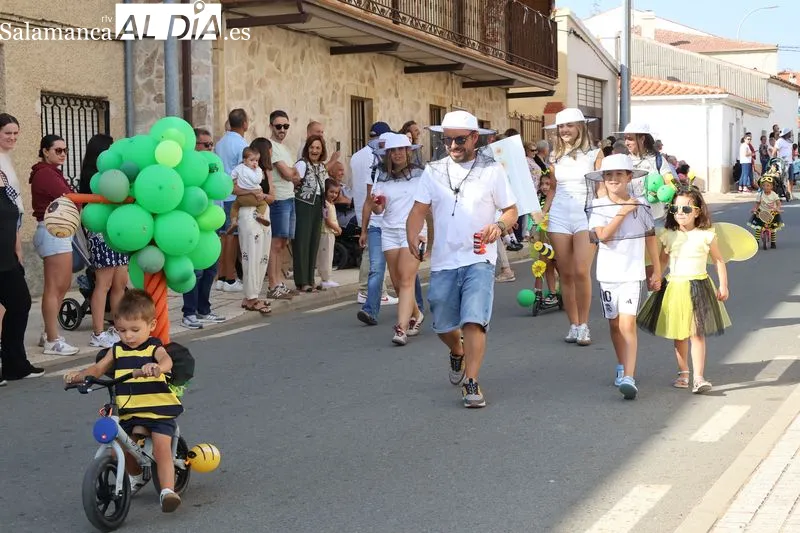 Foto 2 - M&aacute;s de 250 personas llenan de color las calles de Galinduste en el multitudinario desfile de pe&ntilde;as y autos locos
