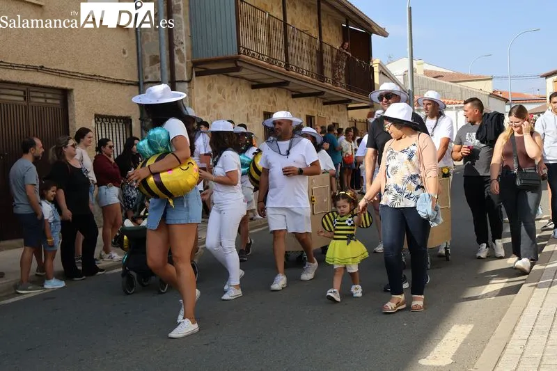 Foto 4 - M&aacute;s de 250 personas llenan de color las calles de Galinduste en el multitudinario desfile de pe&ntilde;as y autos locos