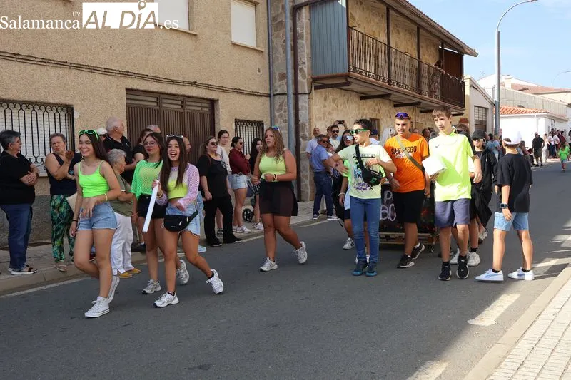 Foto 5 - M&aacute;s de 250 personas llenan de color las calles de Galinduste en el multitudinario desfile de pe&ntilde;as y autos locos