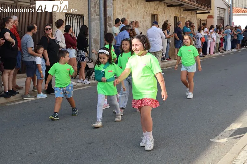 Foto 6 - M&aacute;s de 250 personas llenan de color las calles de Galinduste en el multitudinario desfile de pe&ntilde;as y autos locos