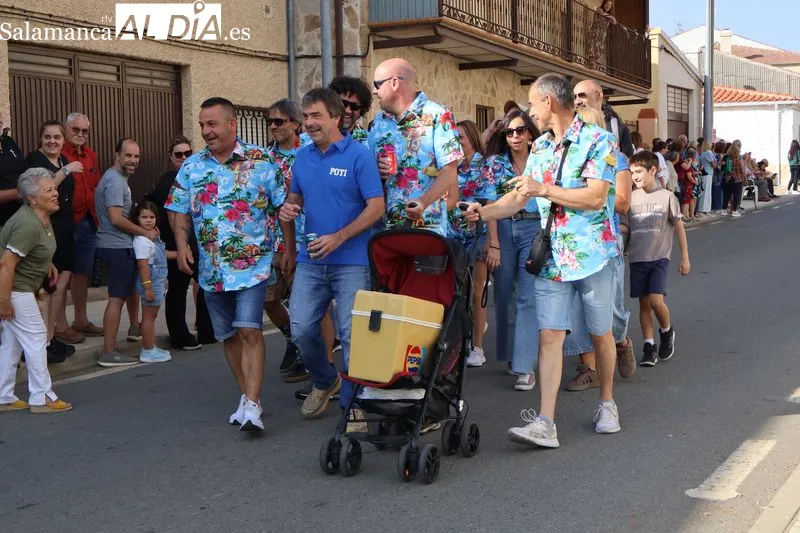 Foto 7 - M&aacute;s de 250 personas llenan de color las calles de Galinduste en el multitudinario desfile de pe&ntilde;as y autos locos