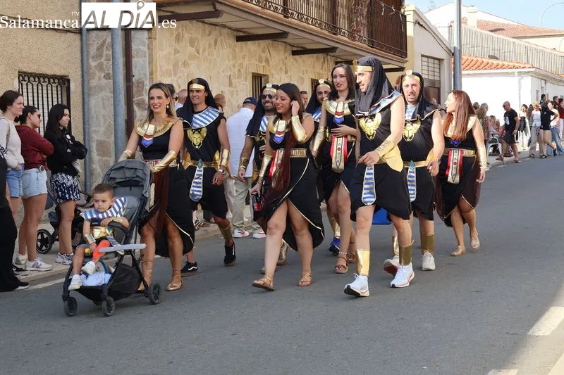 Foto 8 - M&aacute;s de 250 personas llenan de color las calles de Galinduste en el multitudinario desfile de pe&ntilde;as y autos locos