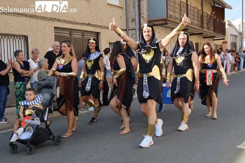 Foto 9 - M&aacute;s de 250 personas llenan de color las calles de Galinduste en el multitudinario desfile de pe&ntilde;as y autos locos