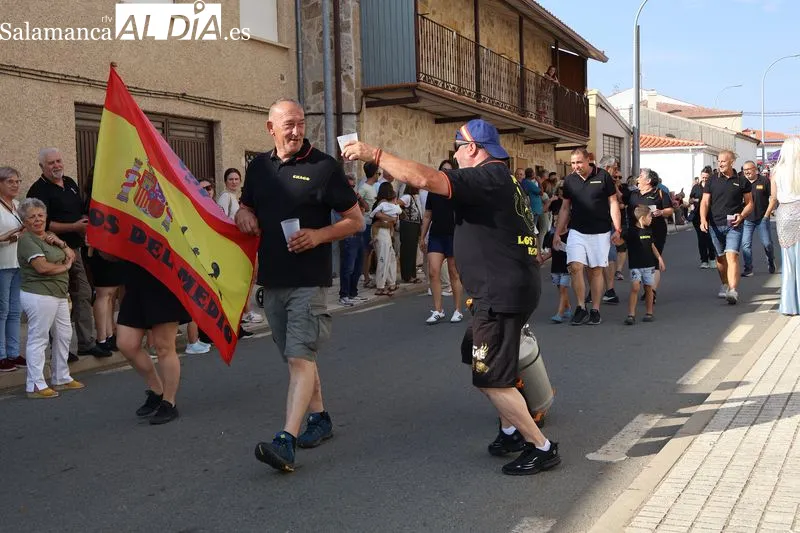 Foto 10 - M&aacute;s de 250 personas llenan de color las calles de Galinduste en el multitudinario desfile de pe&ntilde;as y autos locos