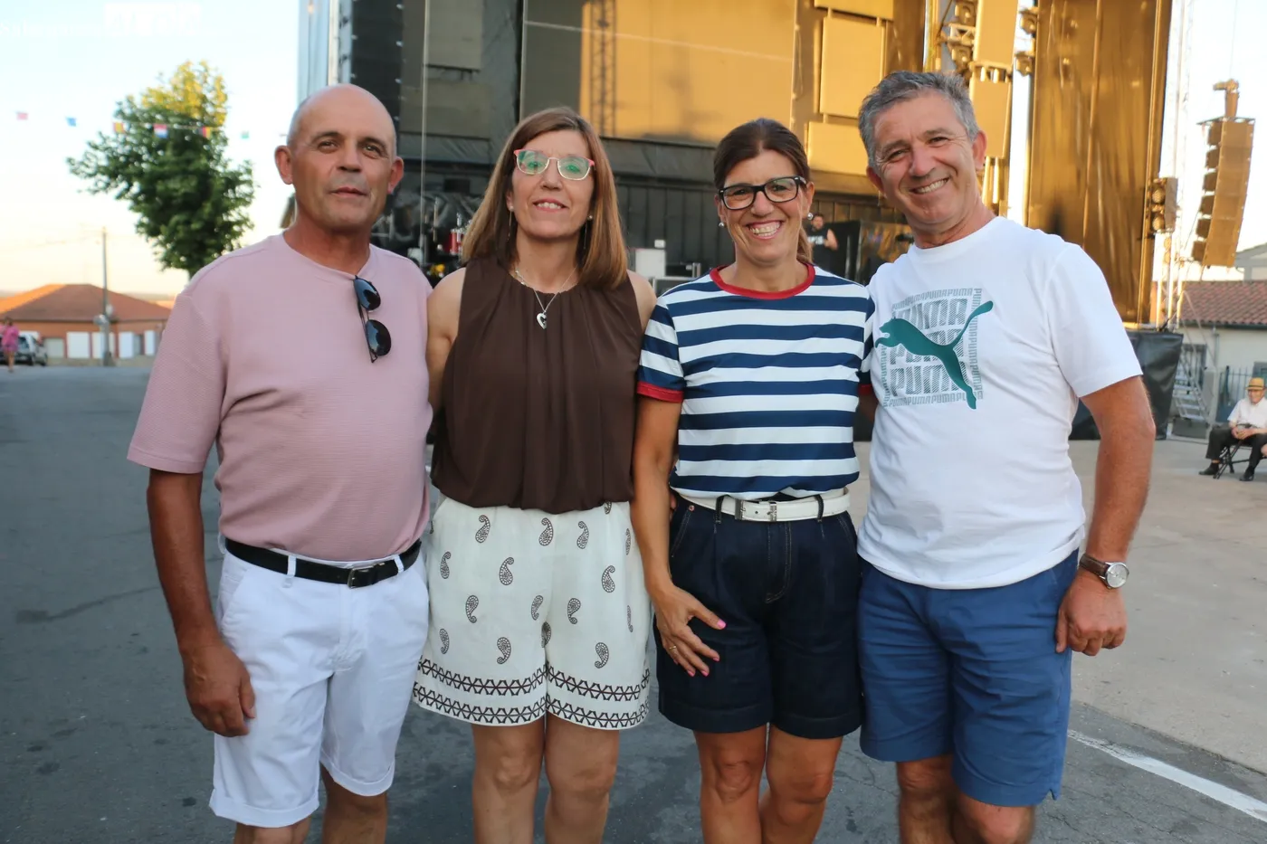 Inicio oficial de lss fiestas de Boada con el desfile de peñas y carrozas, y el pregón de la familia Tapia Hernández / CORRAL