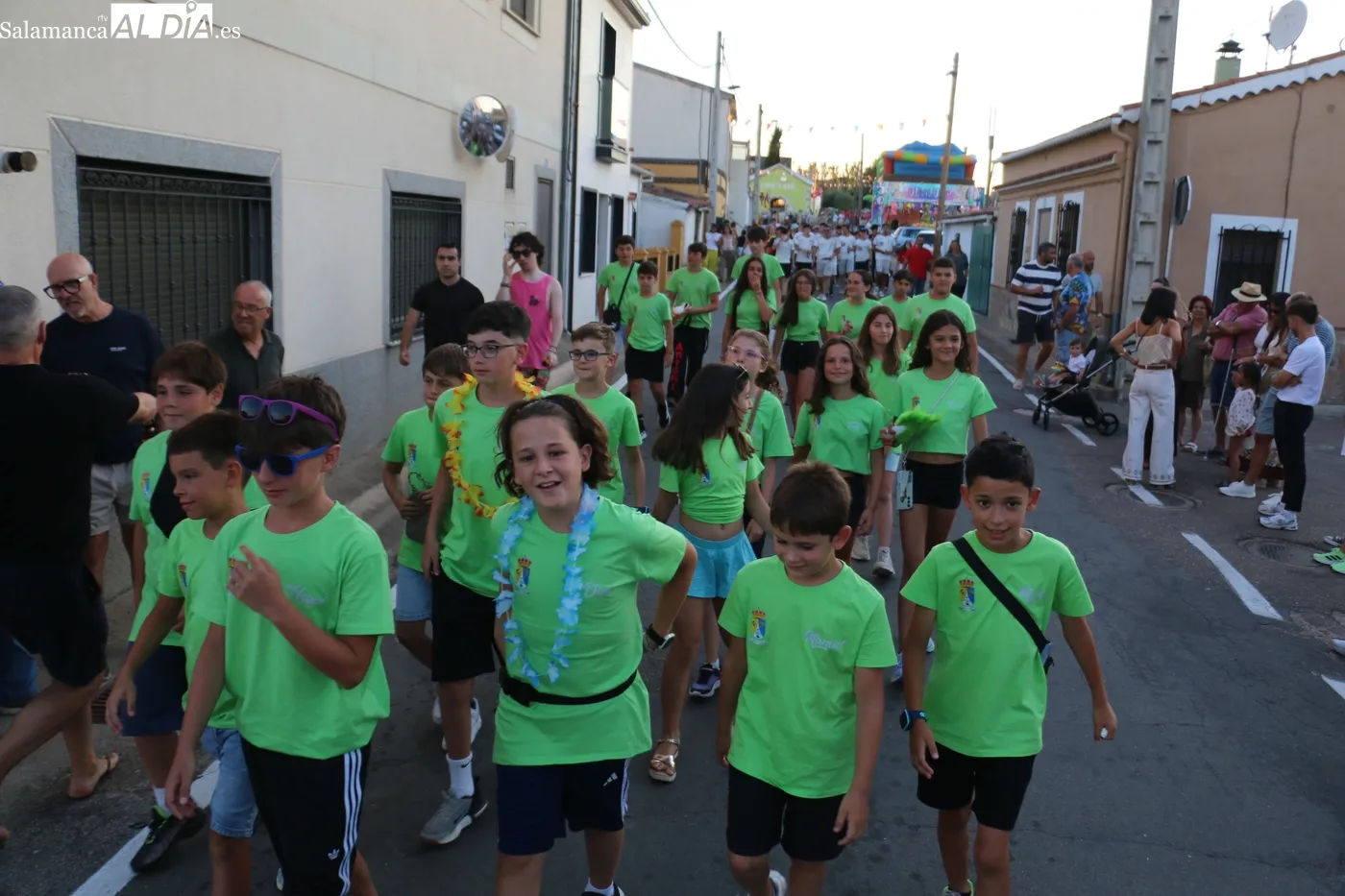 Inicio oficial de lss fiestas de Boada con el desfile de peñas y carrozas, y el pregón de la familia Tapia Hernández / CORRAL