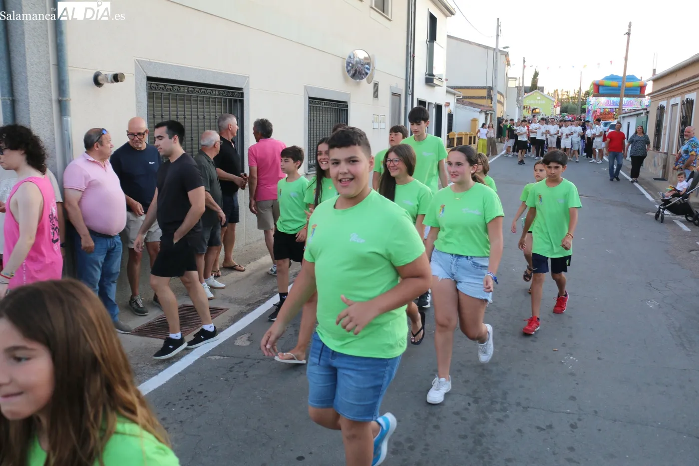 Inicio oficial de lss fiestas de Boada con el desfile de peñas y carrozas, y el pregón de la familia Tapia Hernández / CORRAL