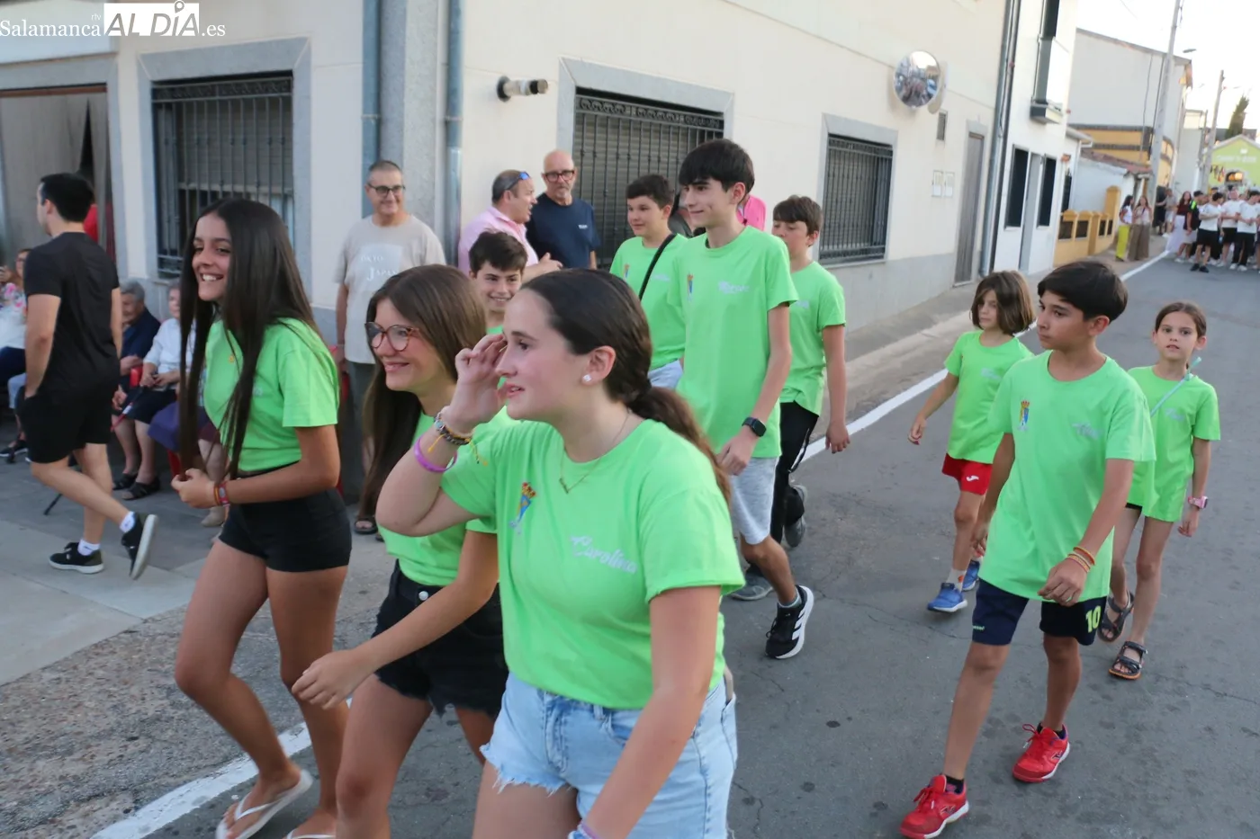 Inicio oficial de lss fiestas de Boada con el desfile de peñas y carrozas, y el pregón de la familia Tapia Hernández / CORRAL