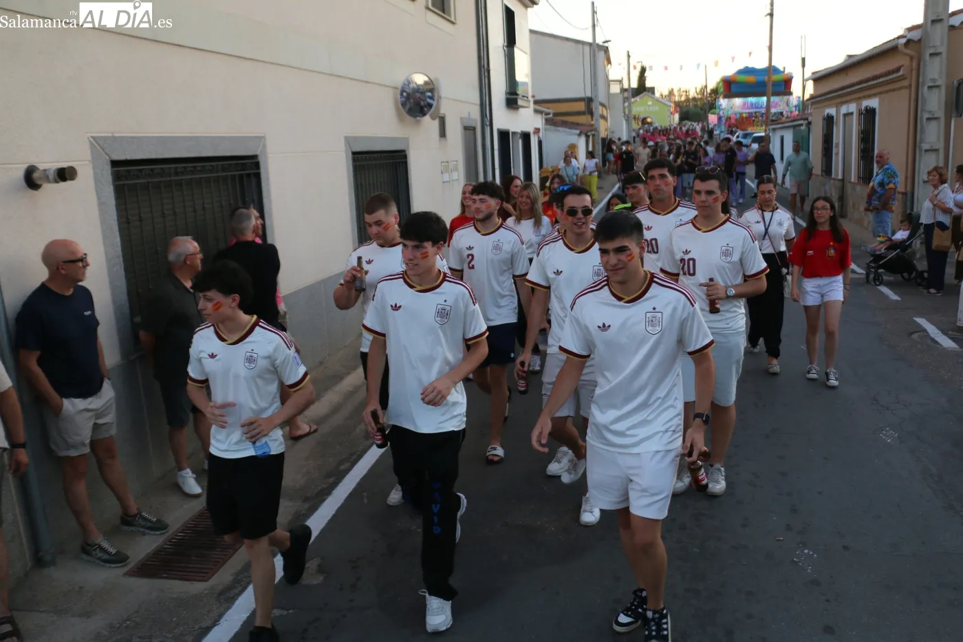 Inicio oficial de lss fiestas de Boada con el desfile de peñas y carrozas, y el pregón de la familia Tapia Hernández / CORRAL