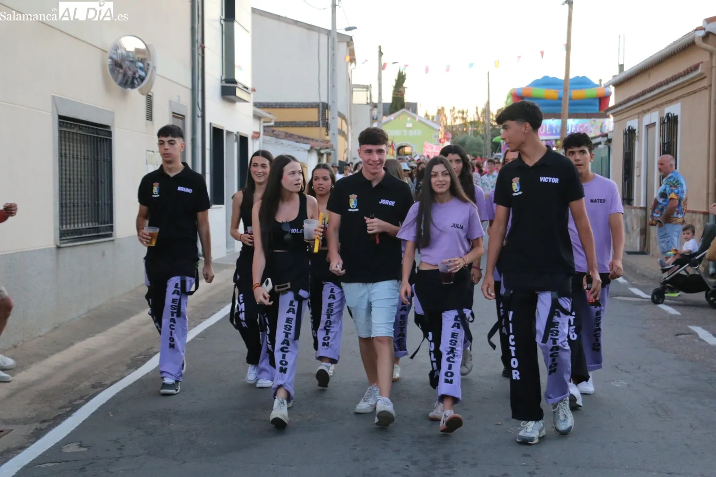 Inicio oficial de lss fiestas de Boada con el desfile de peñas y carrozas, y el pregón de la familia Tapia Hernández / CORRAL