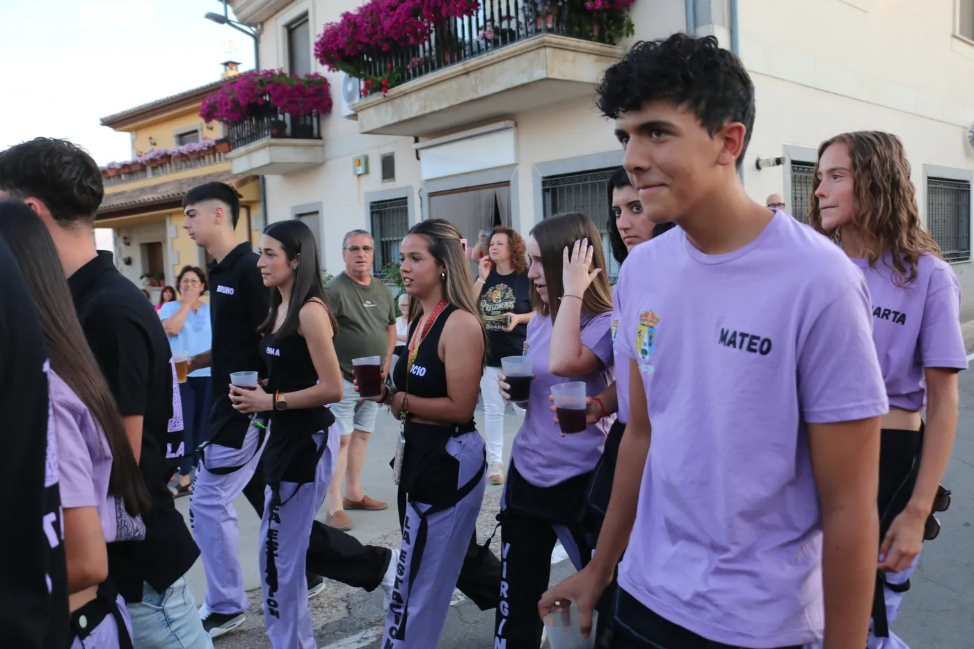 Inicio oficial de lss fiestas de Boada con el desfile de peñas y carrozas, y el pregón de la familia Tapia Hernández / CORRAL