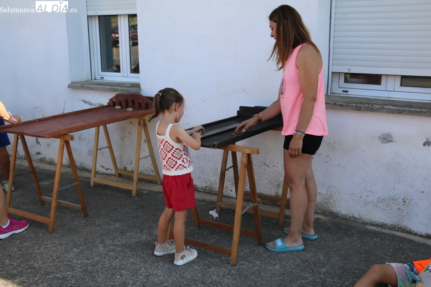 Entretenida tarde de fiestas en Villasbuenas para todas las edades / CORRAL
