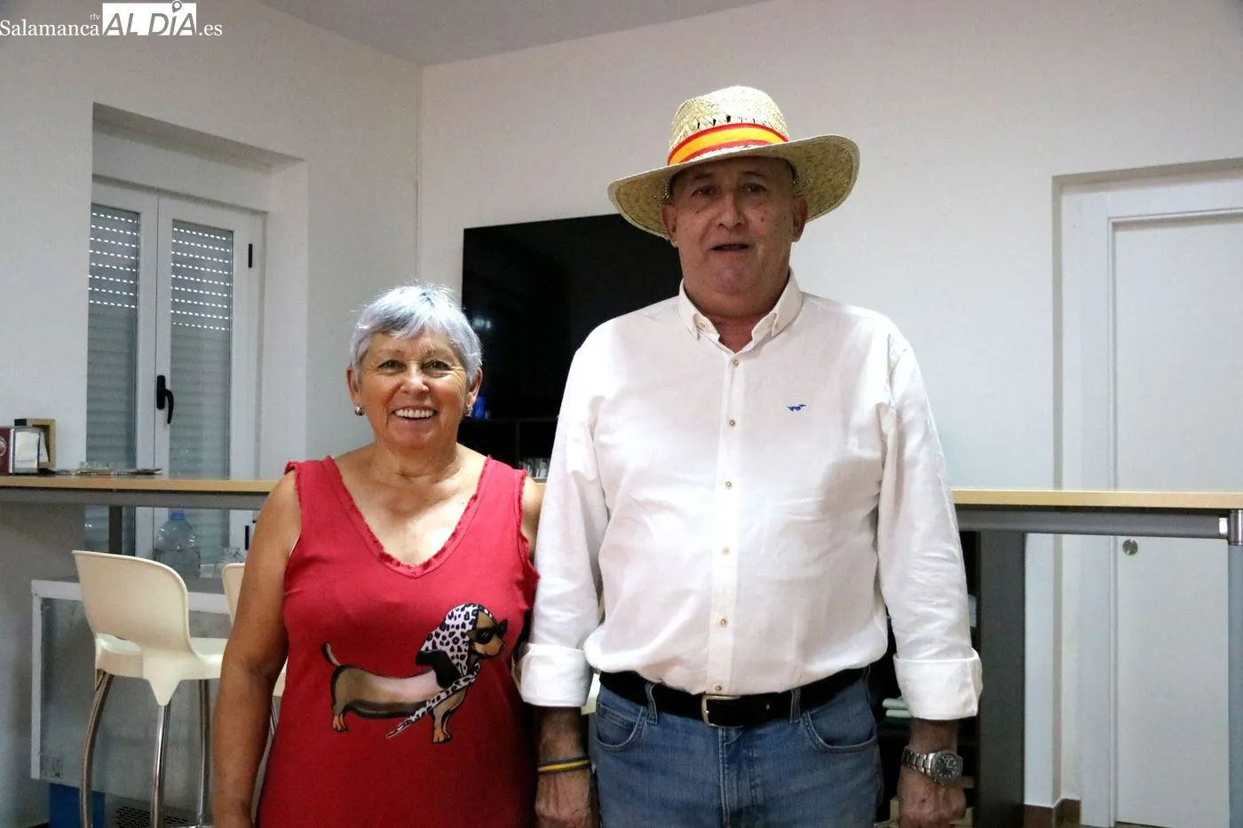 Silvestre González con la representante del centro de mayores de Yecla de Yeltes / ARIAS