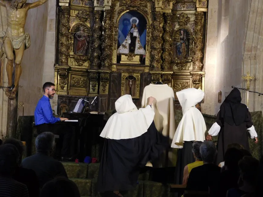 Foto 4 - El Pedroso de la Armu&ntilde;a se rinde a &lsquo;Juan, el esp&iacute;ritu del amor&rsquo;
