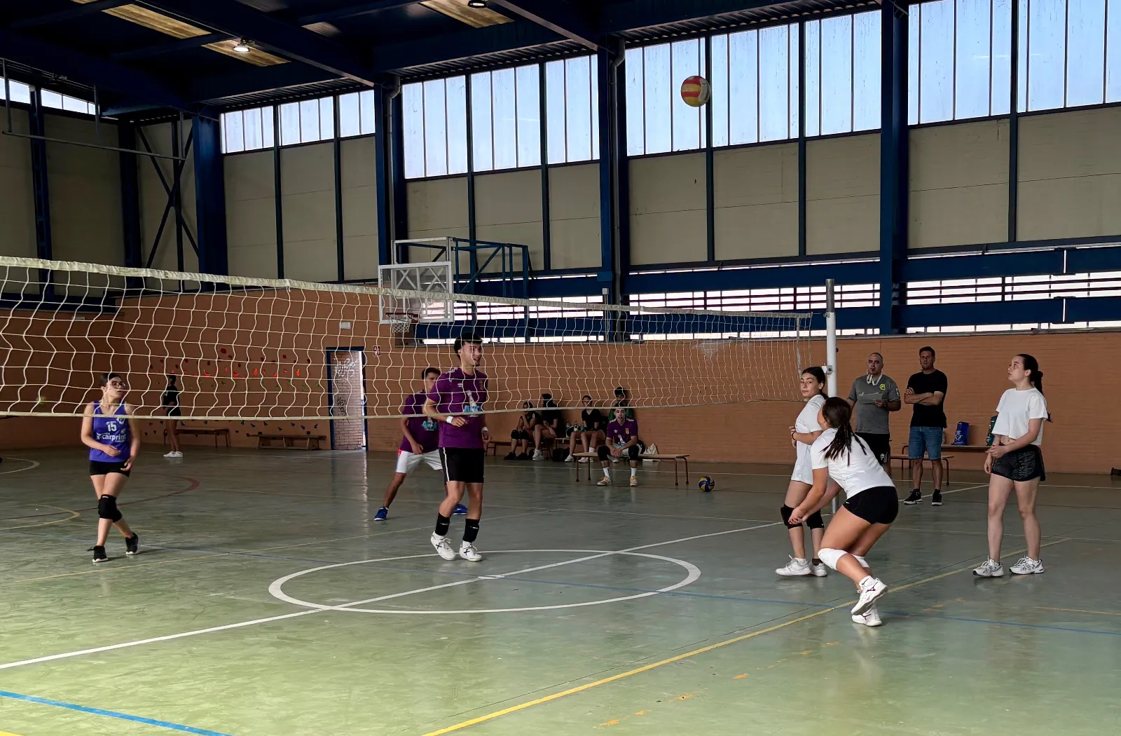 Foto 10 - Gran &eacute;xito de participaci&oacute;n y ambiente deportivo en el Torneo de V&oacute;ley 3x3 de este verano 2026