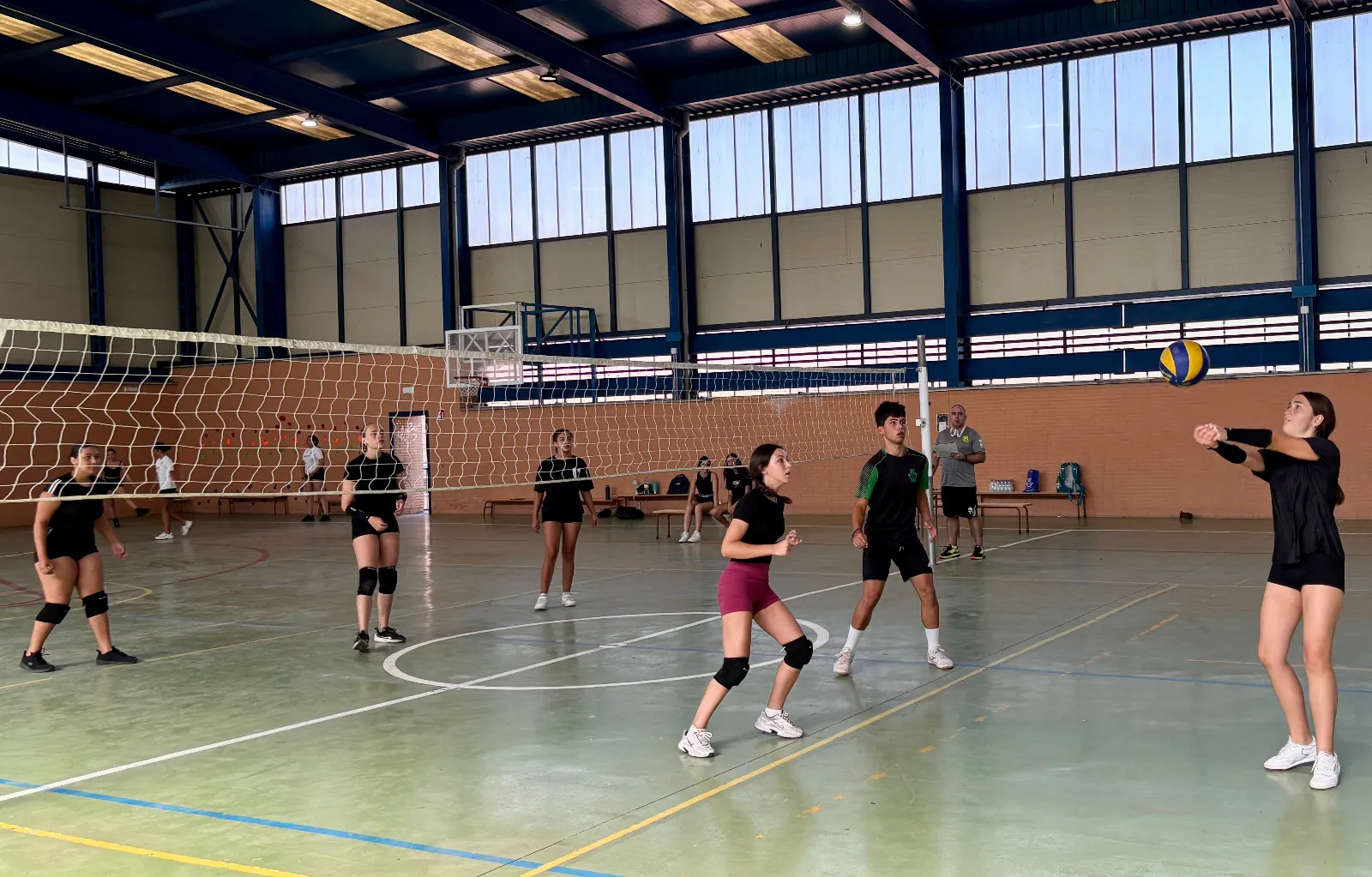 Foto 8 - Gran &eacute;xito de participaci&oacute;n y ambiente deportivo en el Torneo de V&oacute;ley 3x3 de este verano 2026