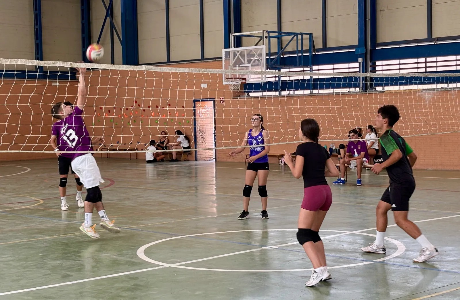 Foto 6 - Gran &eacute;xito de participaci&oacute;n y ambiente deportivo en el Torneo de V&oacute;ley 3x3 de este verano 2026