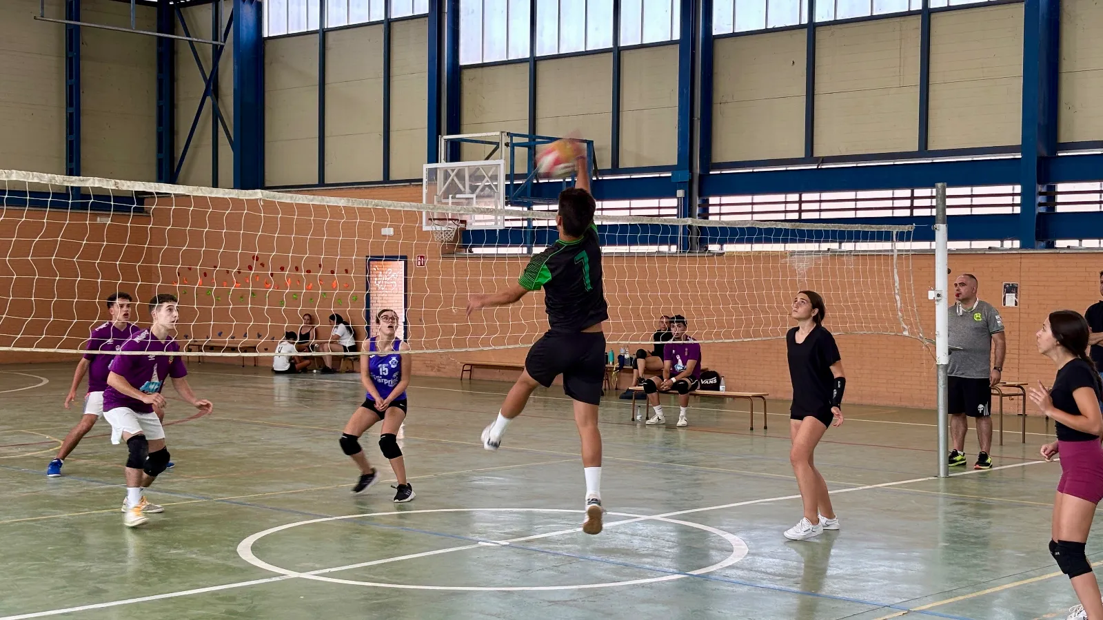 Foto 4 - Gran &eacute;xito de participaci&oacute;n y ambiente deportivo en el Torneo de V&oacute;ley 3x3 de este verano 2026