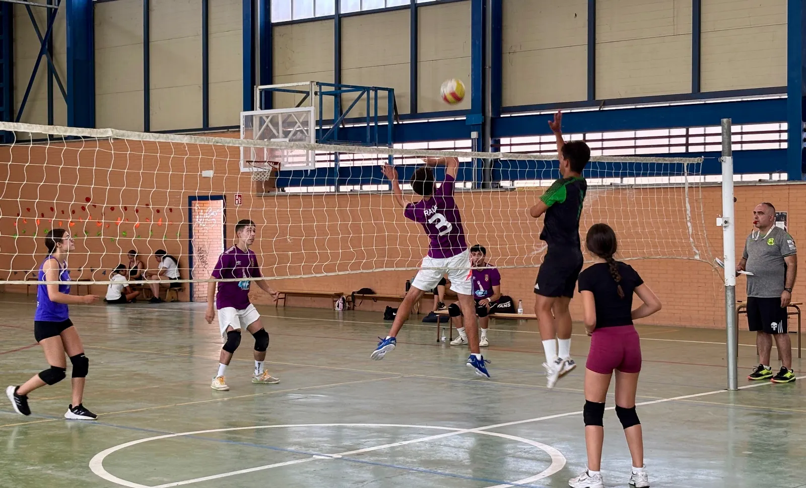 Foto 3 - Gran &eacute;xito de participaci&oacute;n y ambiente deportivo en el Torneo de V&oacute;ley 3x3 de este verano 2026