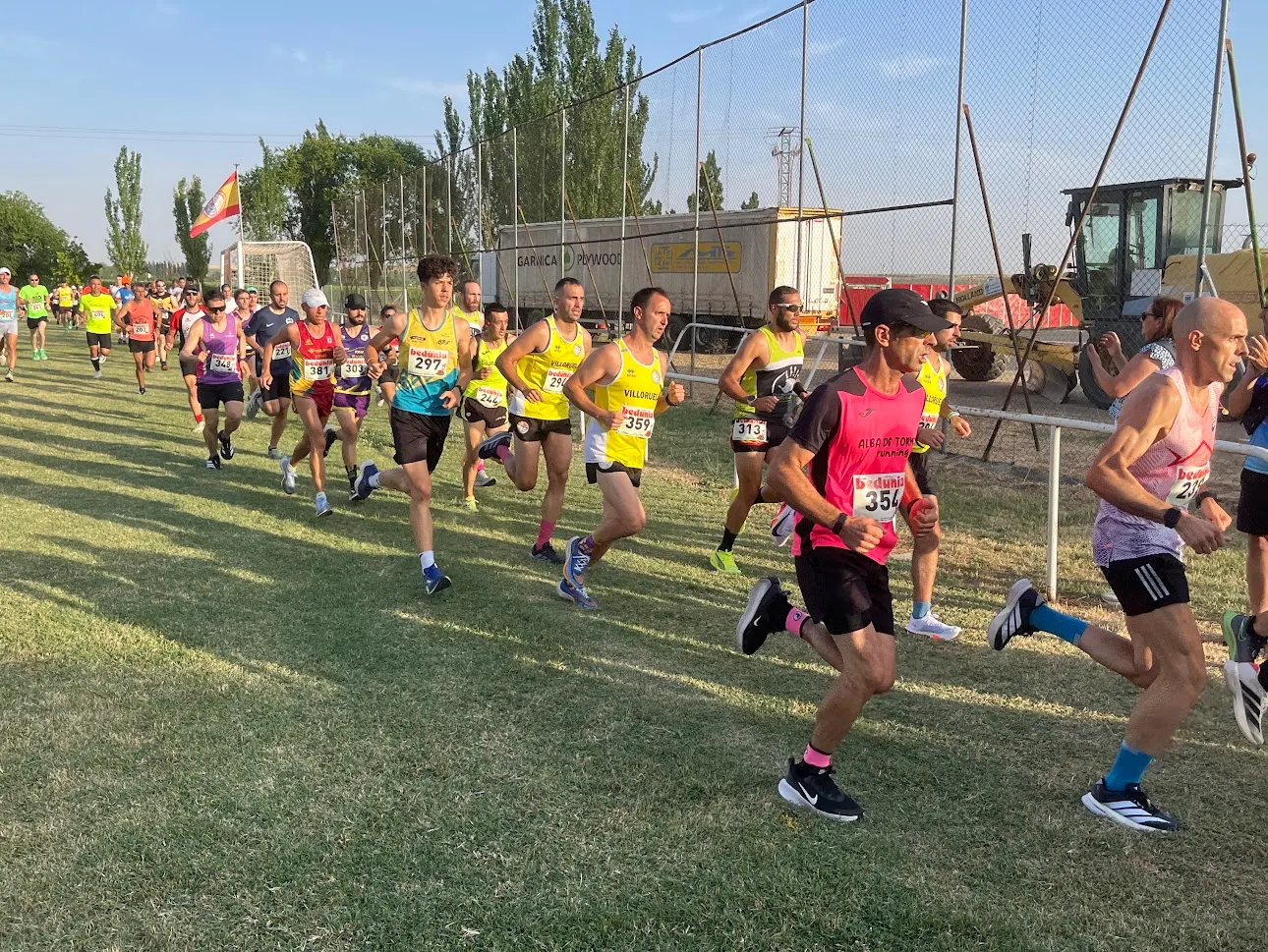 Foto 10 - Daniel Ayuso y Ver&oacute;nica S&aacute;nchez se imponen en la XVIII Carrera Popular de Villoruela, que reuni&oacute; a m&aacute;s de 320 participantes